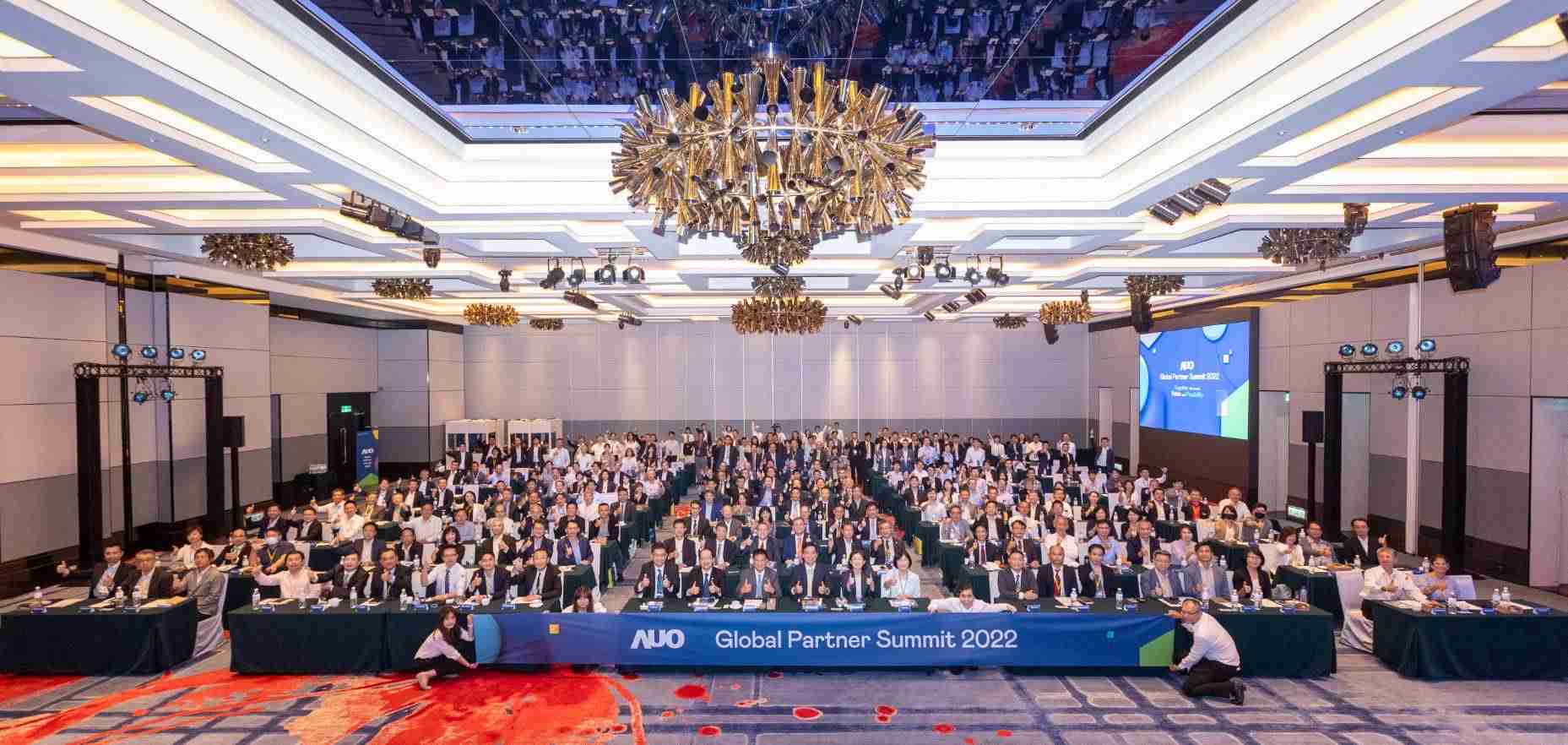 友達推動「安心、、、創新、、、、用心、、、、同心、、、、盡心」五星職旅，，，為菲籍員工打造全方位照護，，首度贏得「人權實踐與發展領袖獎」殊榮