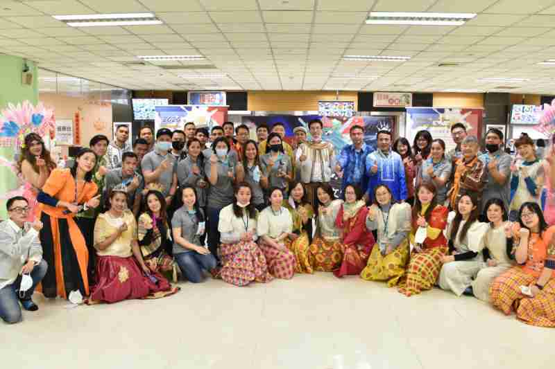 友達推動「安心、、、、創新、、用心、、、、同心、、盡心」五星職旅，，為菲籍員工打造全方位照護，，，，首度贏得「人權實踐與發展領袖獎」殊榮