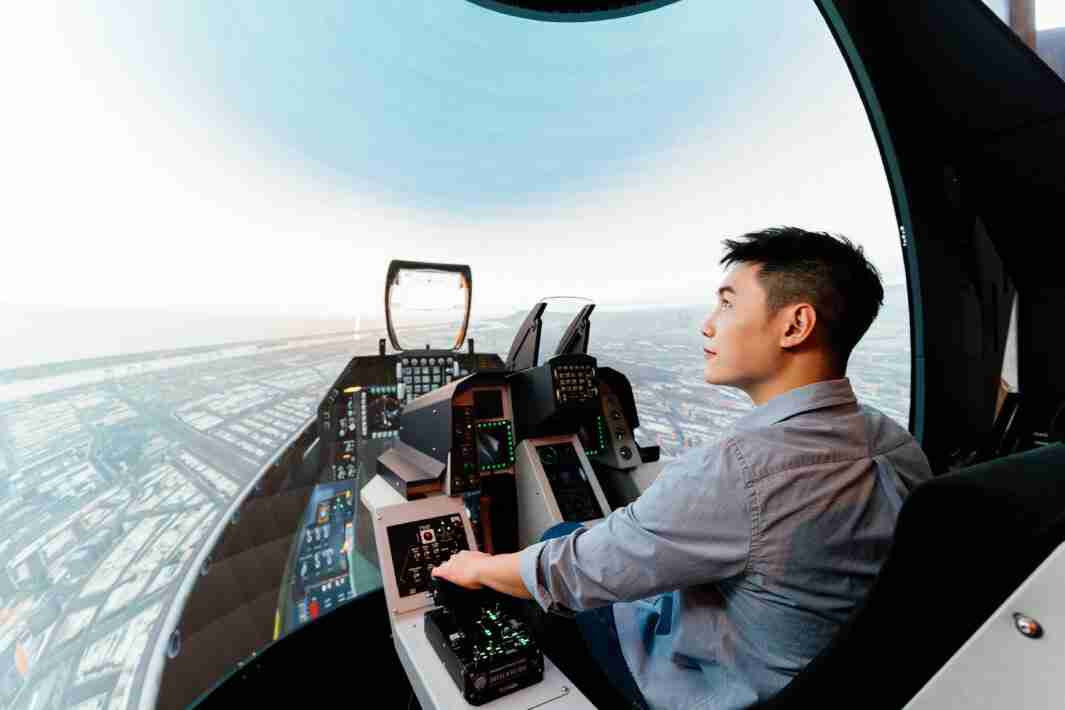 尊龙集团以P1.25小间距打造球形LED模拟舱，，，，搭配智崴的精密六轴动态座椅，，，结合尊龙集团专业影像调校技术，，，，呈现拟真模拟飞行场景