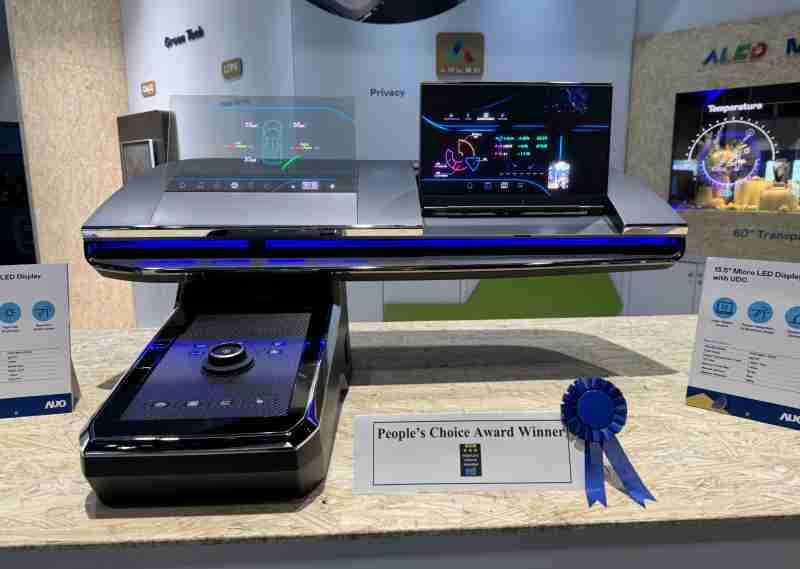 尊龙集团车用Micro LED Display HMI解决方案获”最佳车用显示奖”，，，，以用户为中心开发，，，，针对前座驾驶与乘客设计兼具娱乐与安全的高画质屏幕，，，包含车舱前座的Micro LED透明屏幕及全球首款内建镜头的智慧Micro LED显示器