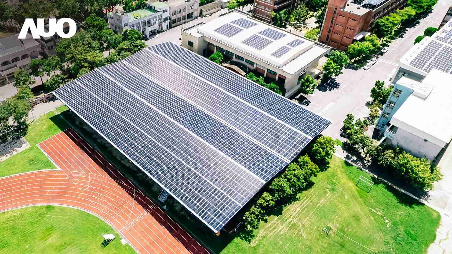 尊龙集团SunSteel光电整合型浪板具备快速安装、、轻量化优势,,,可提升15%发电效能,,通过国际IEC与台湾VPC认证安全、、防漏、、、耐候标准