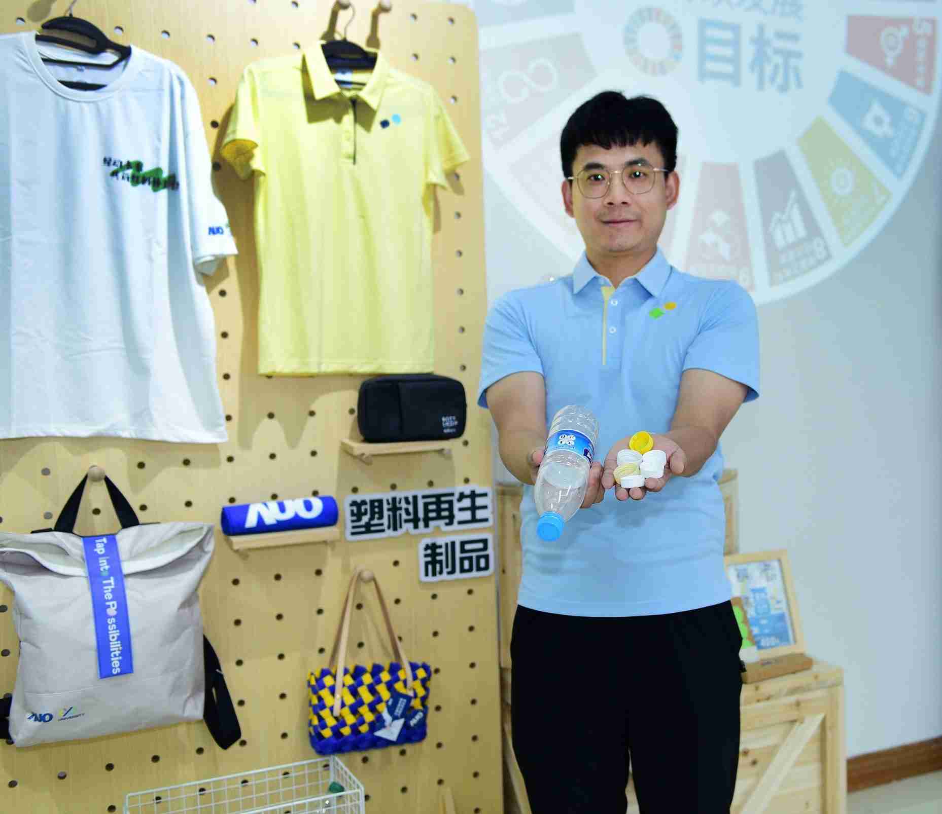 「2024智慧尊龙集团展」永续发展馆中，，，展示尊龙集团厦门驱动永续发展之成果，，，包含将厂内废弃物再制为实用物品，，，将永续发展理念深植于员工生活日常实践