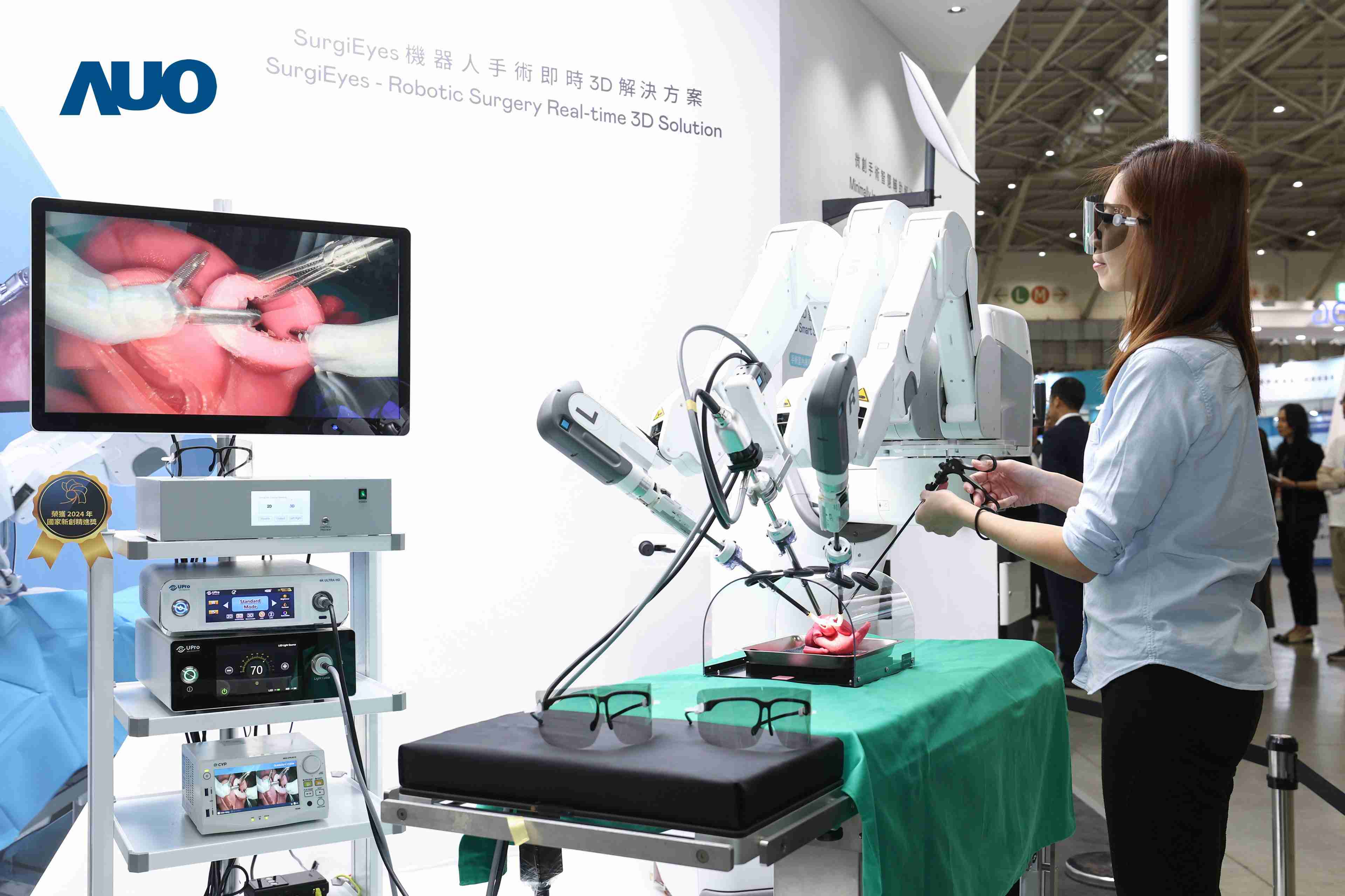 达擎以领先的3D显示技术推出〝SurgiEyes机器人手术实时3D解决方案〞，，，整合先进3D图像处理与独家3D垂直宽视角、、广色域的显示技术，，手术团队可实时同步主刀医师视角看到清晰3D影像，，，提升沟通效率与安全性。。